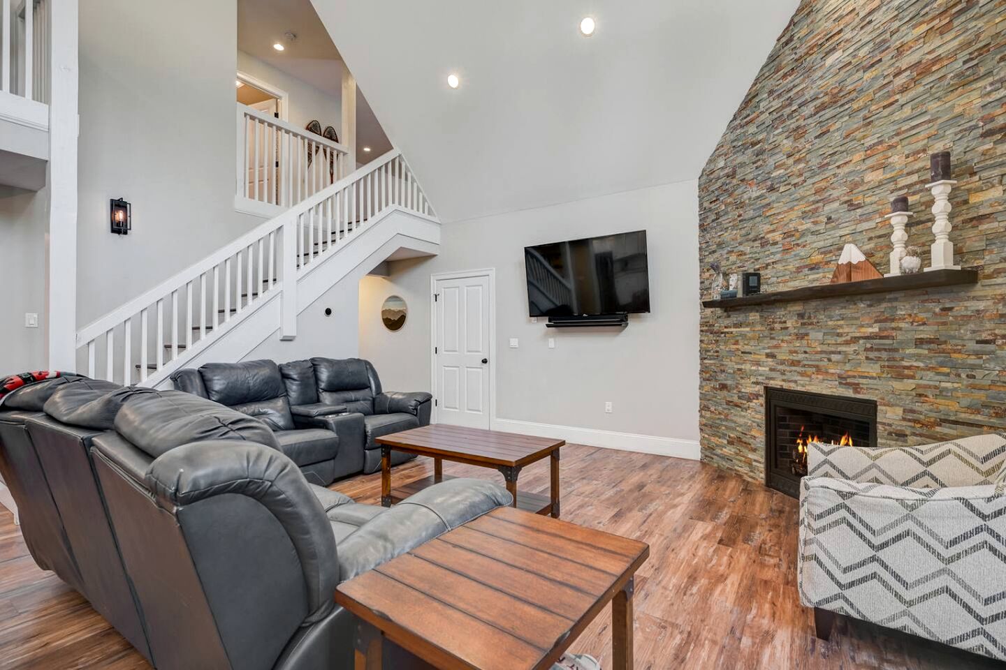 Luxury Mountain Townhouse with Private Hot Tub Near Cranmore Mountain Resort, North Conway, New Hampshire