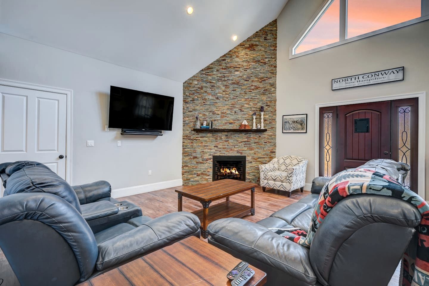 Luxury Mountain Townhouse with Private Hot Tub Near Cranmore Mountain Resort, North Conway, New Hampshire