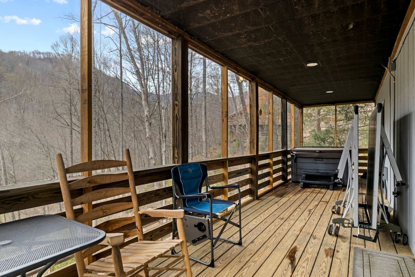 Creek Cabin with Hot-Tub and Mountain Views in North Carolina