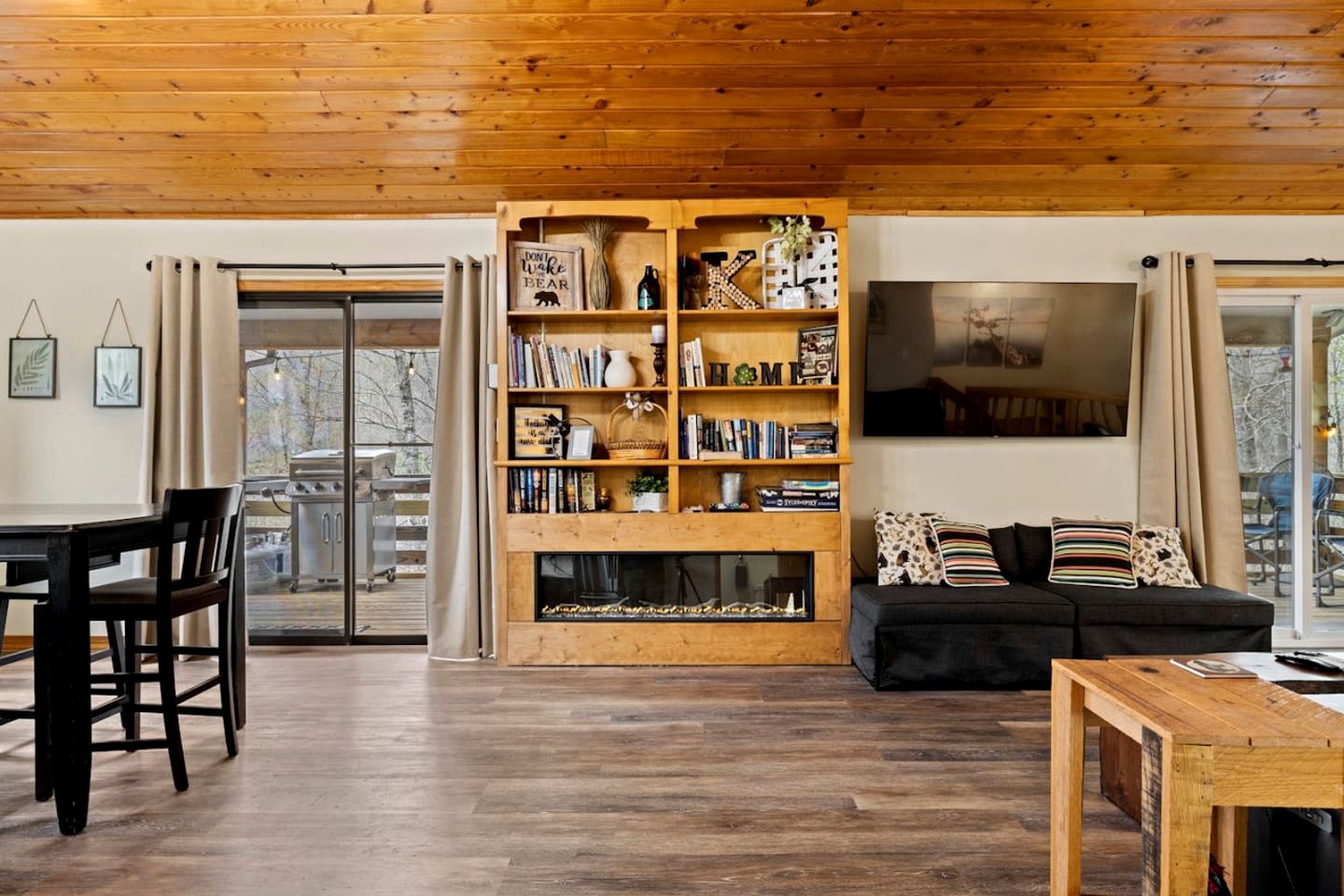 Creek Cabin with Hot-Tub and Mountain Views in North Carolina