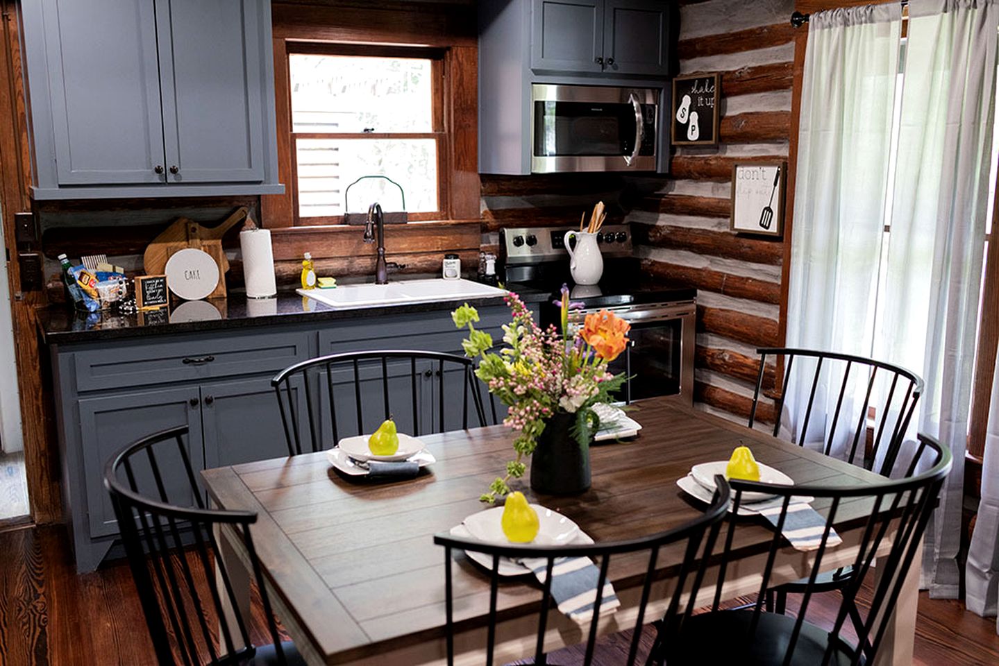 Fully Restored Cabin with Private Hut-Tub in Livingston, Texas