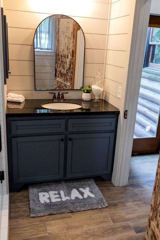 Fully Restored Cabin with Private Hut-Tub in Livingston, Texas