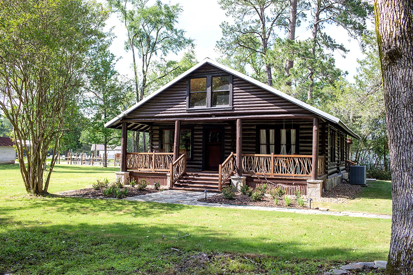 Fully Restored Cabin with Private Hut-Tub in Livingston, Texas