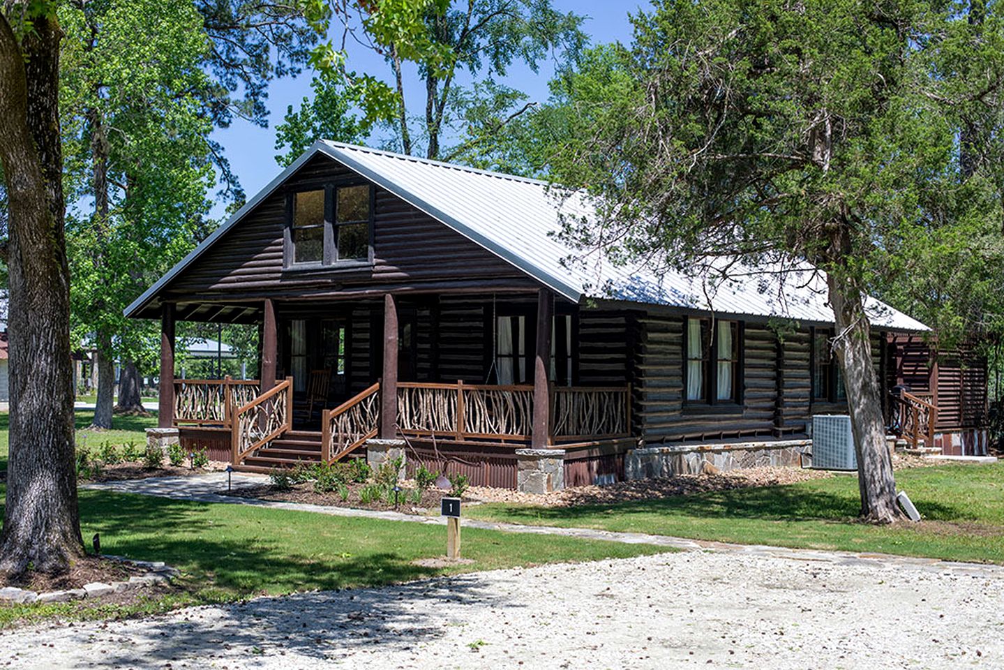 Fully Restored Cabin with Private Hut-Tub in Livingston, Texas