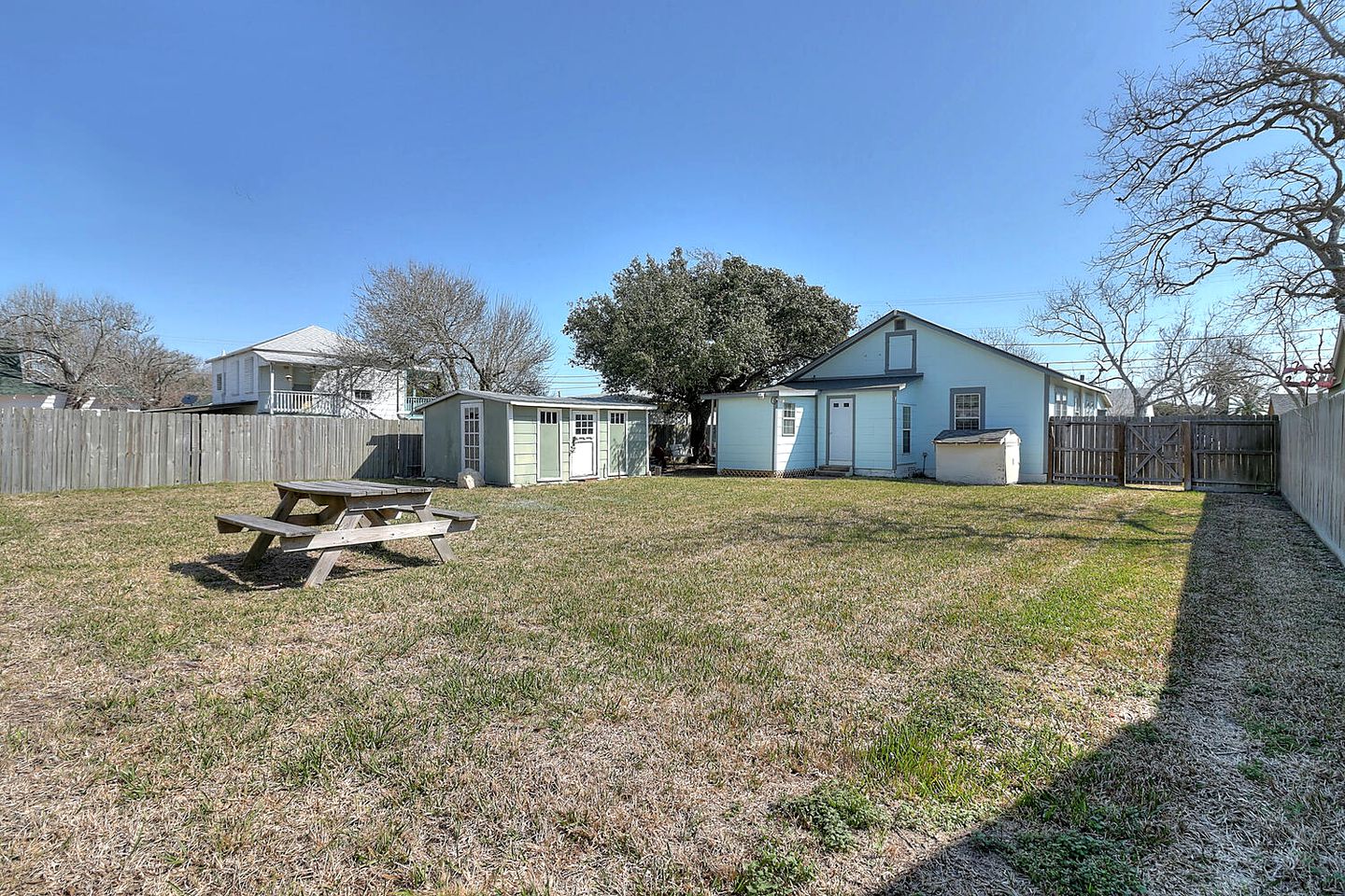 Fantastic Spacious Cottage with Private Garden Perfect for Families in Rockport, Texas