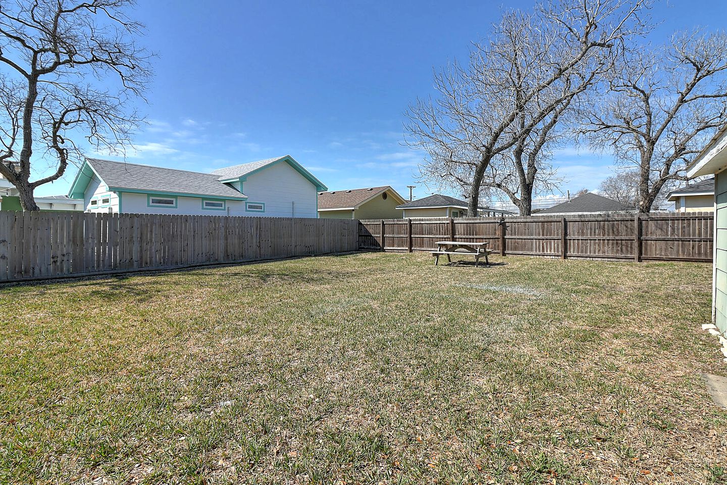 Fantastic Spacious Cottage with Private Garden Perfect for Families in Rockport, Texas