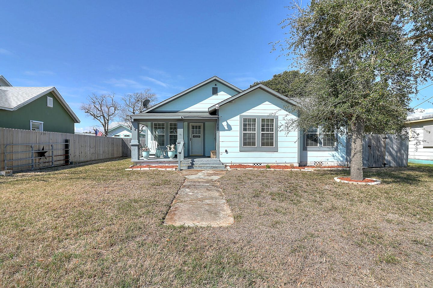 Fantastic Spacious Cottage with Private Garden Perfect for Families in Rockport, Texas