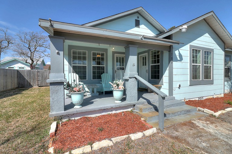 Fantastic Spacious Cottage with Private Garden Perfect for Families in Rockport, Texas