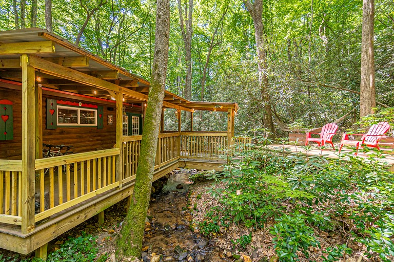 Creekfront Cabin Amazing for Families in Helen, Georgia
