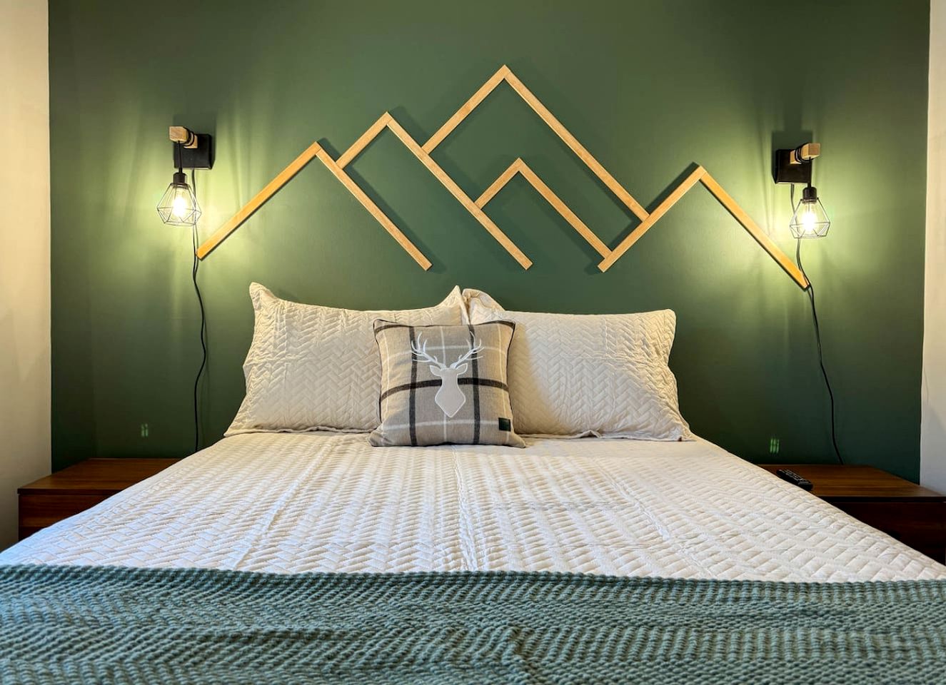 Creekfront Cozy Cottage with Games in North Conway, New Hampshire