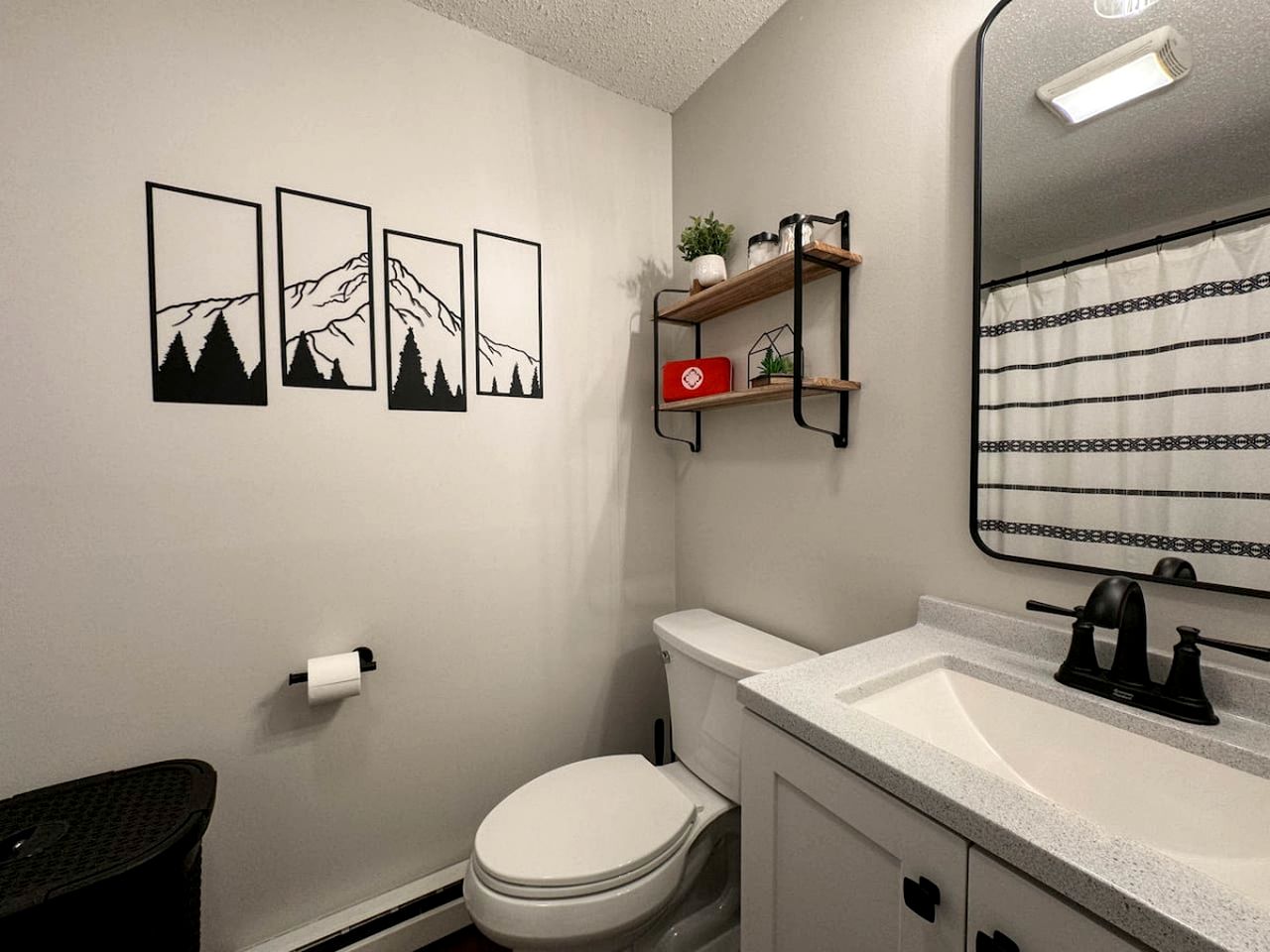 Creekfront Cozy Cottage with Games in North Conway, New Hampshire