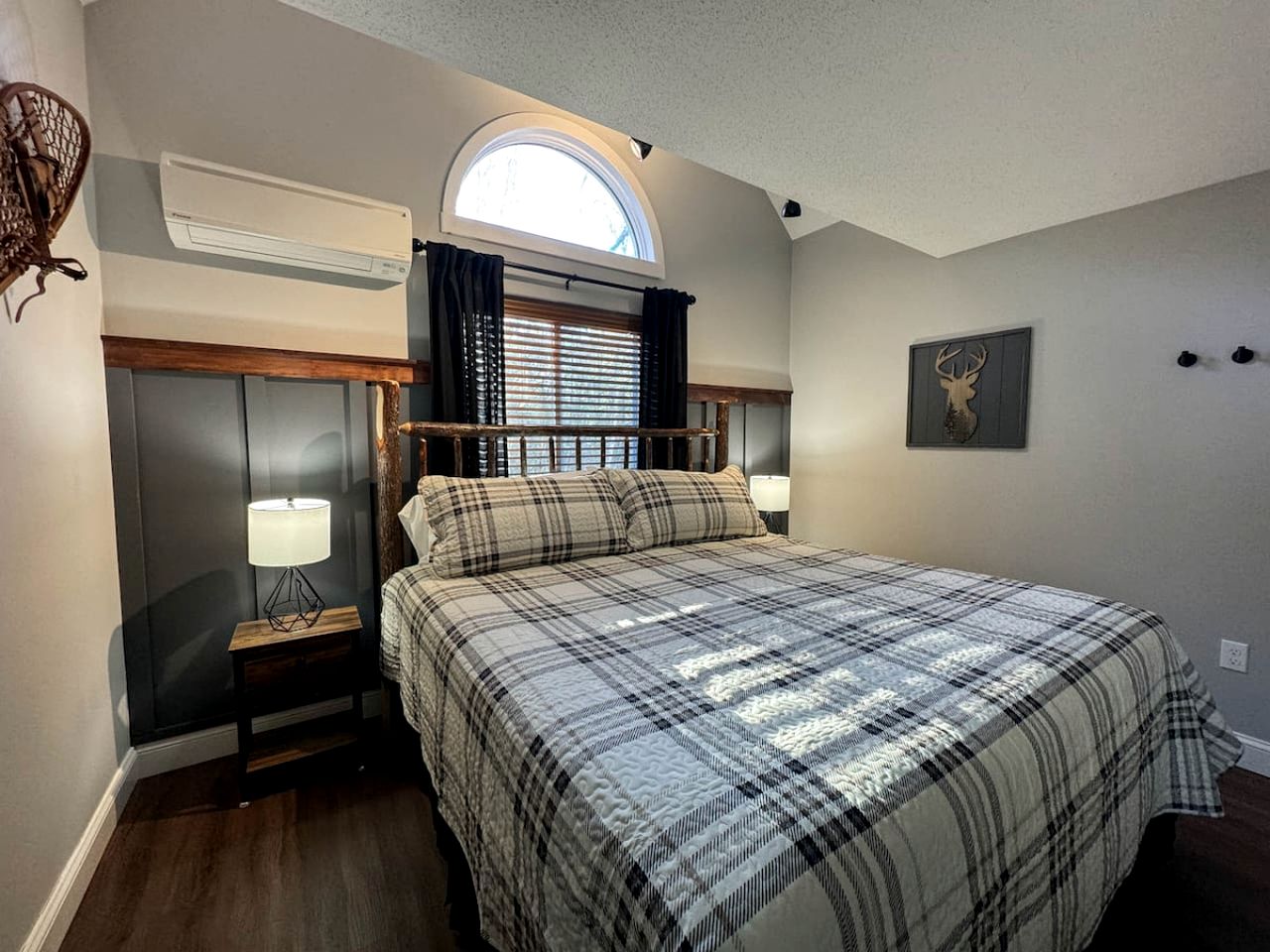 Creekfront Cozy Cottage with Games in North Conway, New Hampshire