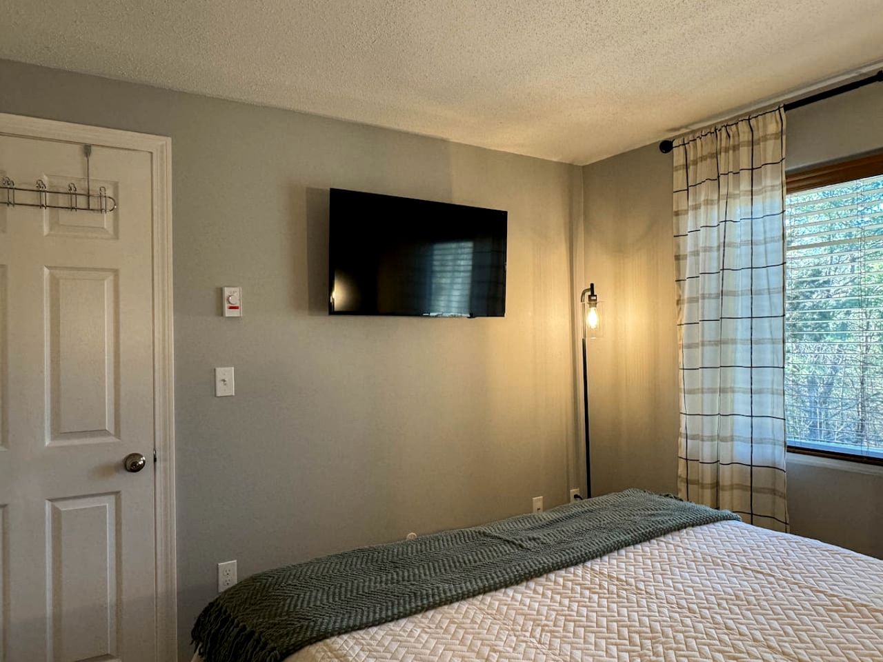 Creekfront Cozy Cottage with Games in North Conway, New Hampshire