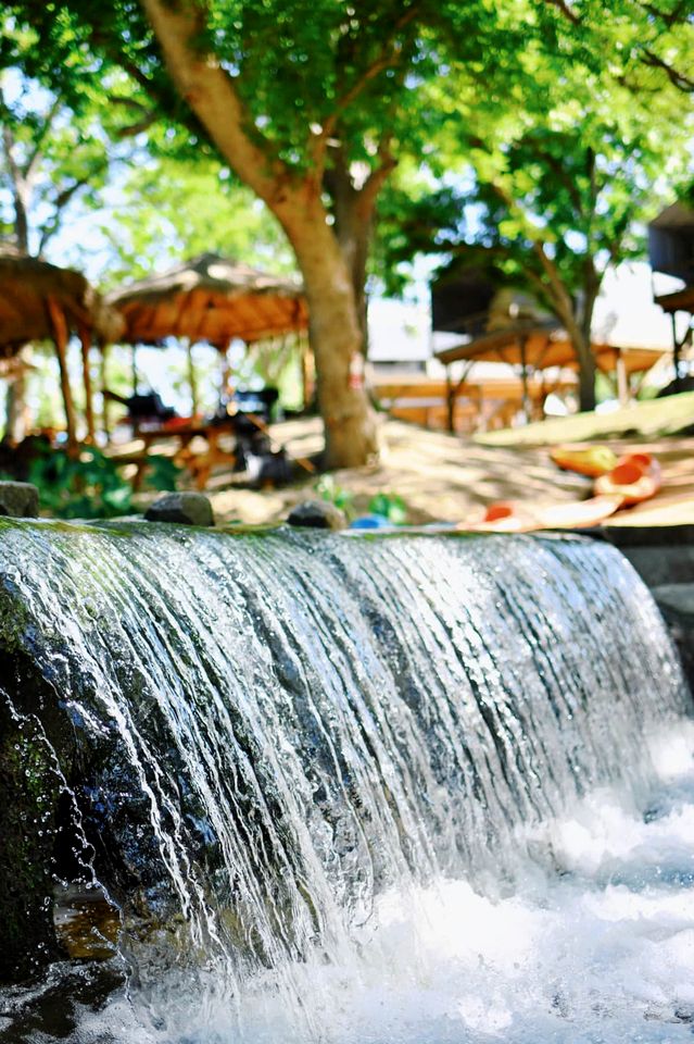 Creekfront Serenity: Family Glamping in a Waterfront Cabin Oasis, Cibolo, TX