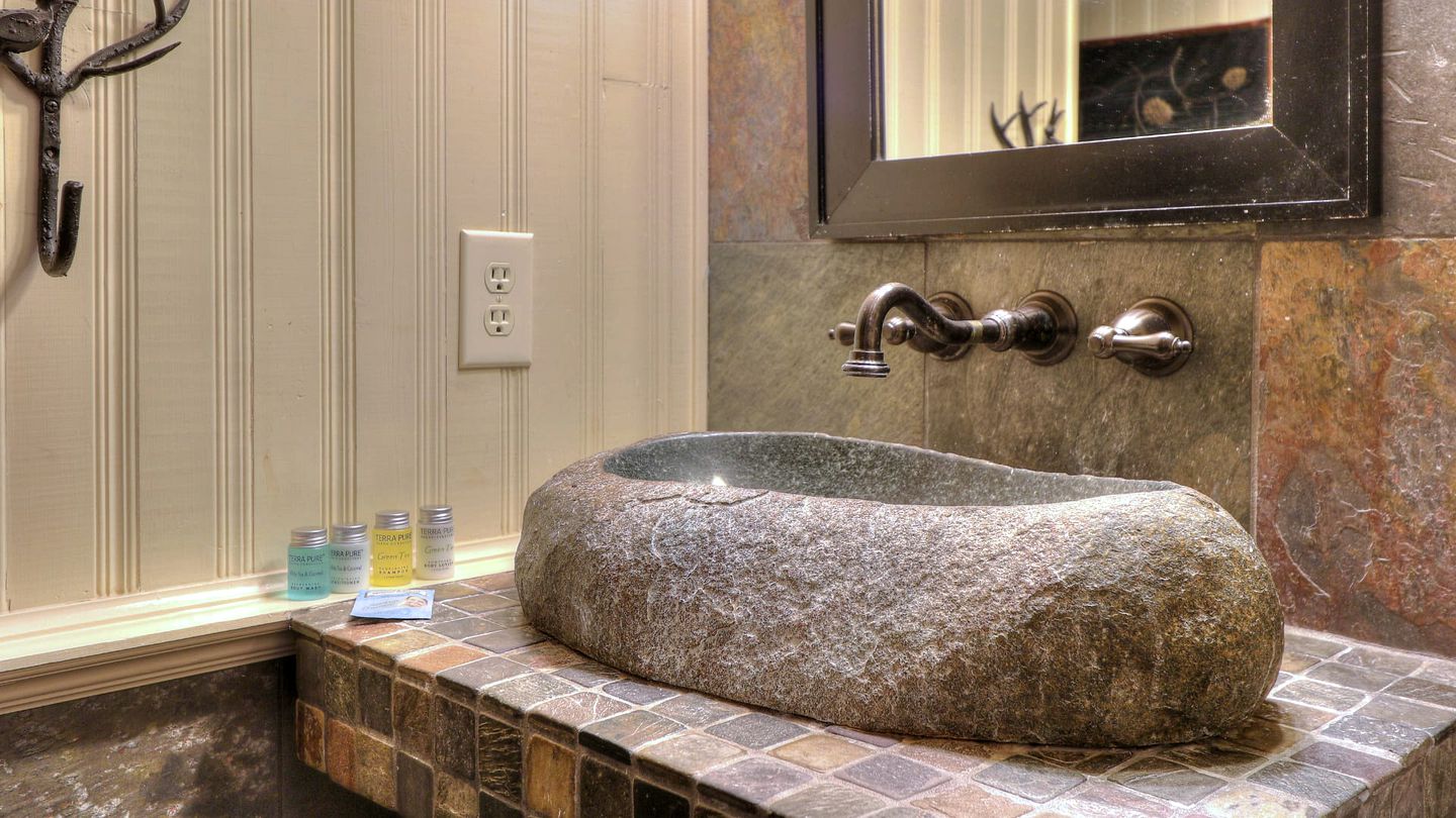 Exclusive Retreat: Unique Cabin Getaway Along Norton Creek in Gatlinburg, TN