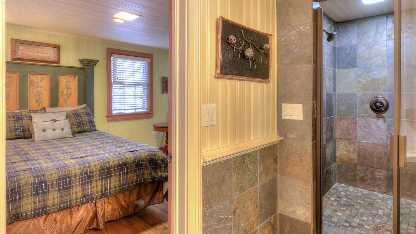 Exclusive Retreat: Unique Cabin Getaway Along Norton Creek in Gatlinburg, TN