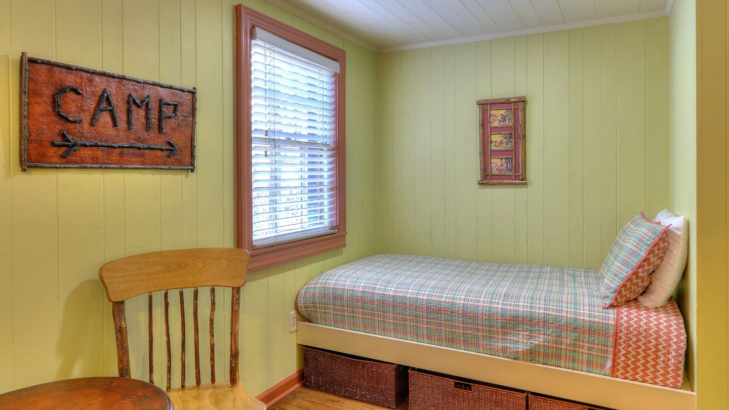 Exclusive Retreat: Unique Cabin Getaway Along Norton Creek in Gatlinburg, TN