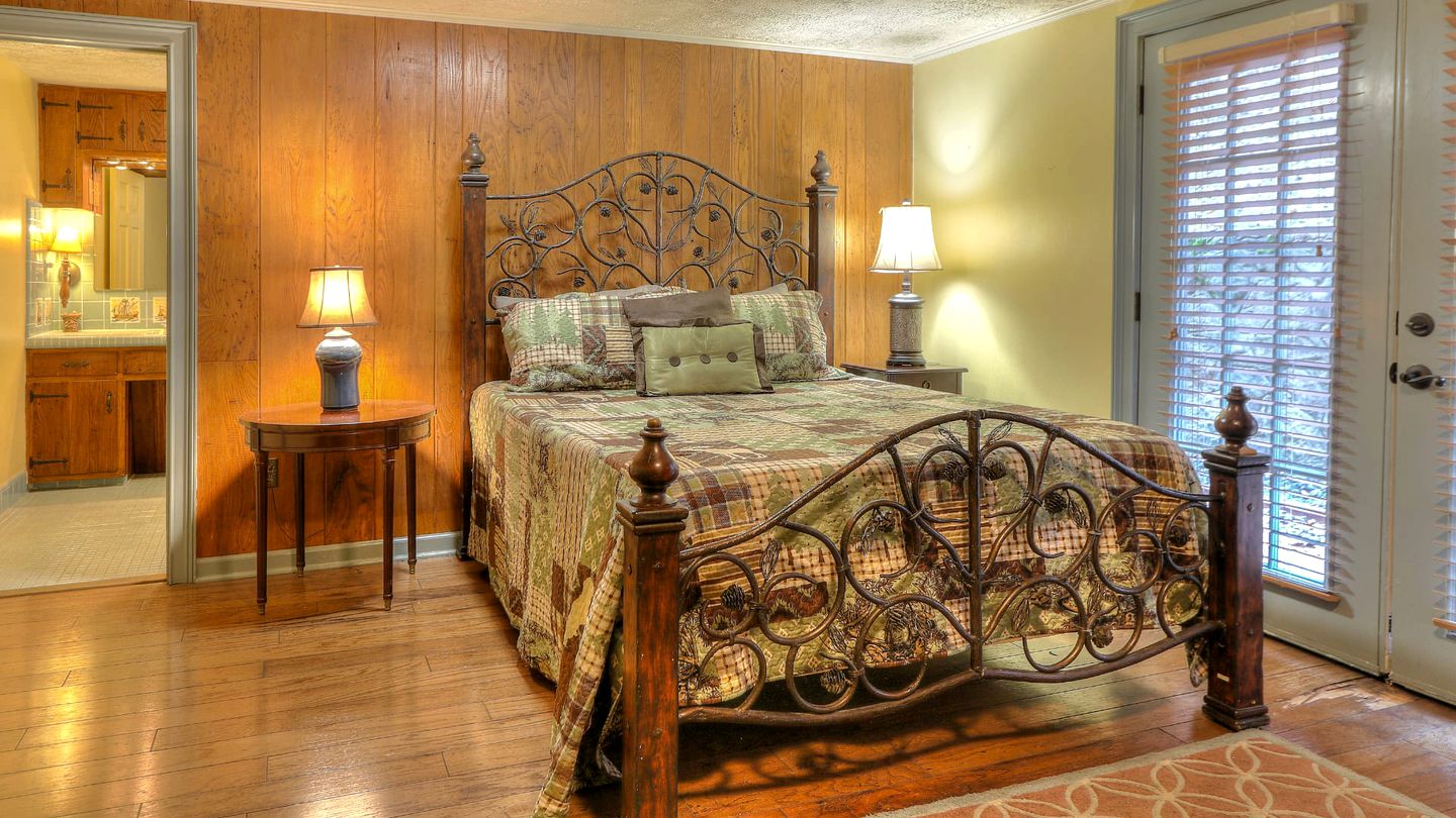 Exclusive Retreat: Unique Cabin Getaway Along Norton Creek in Gatlinburg, TN