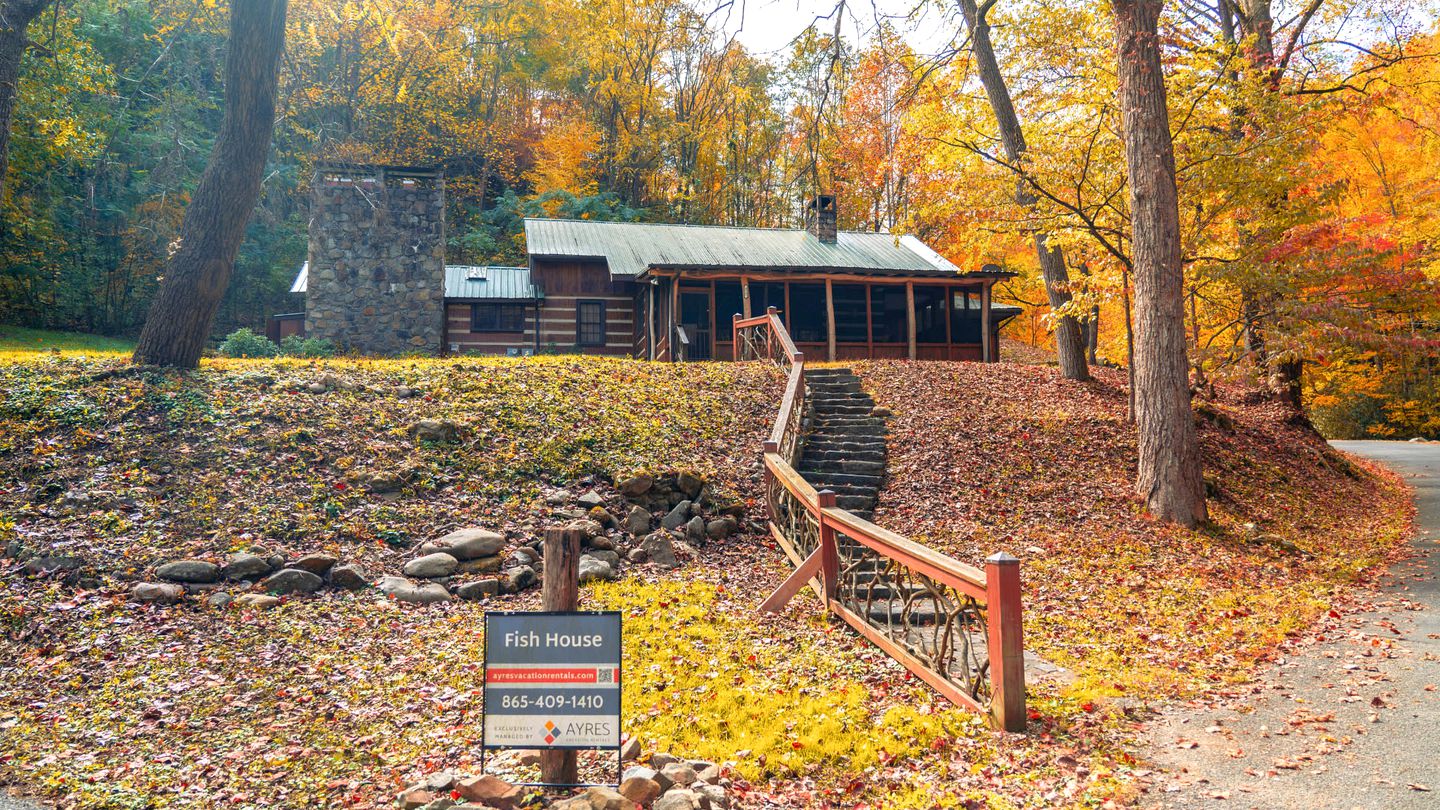 Exclusive Retreat: Unique Cabin Getaway Along Norton Creek in Gatlinburg, TN