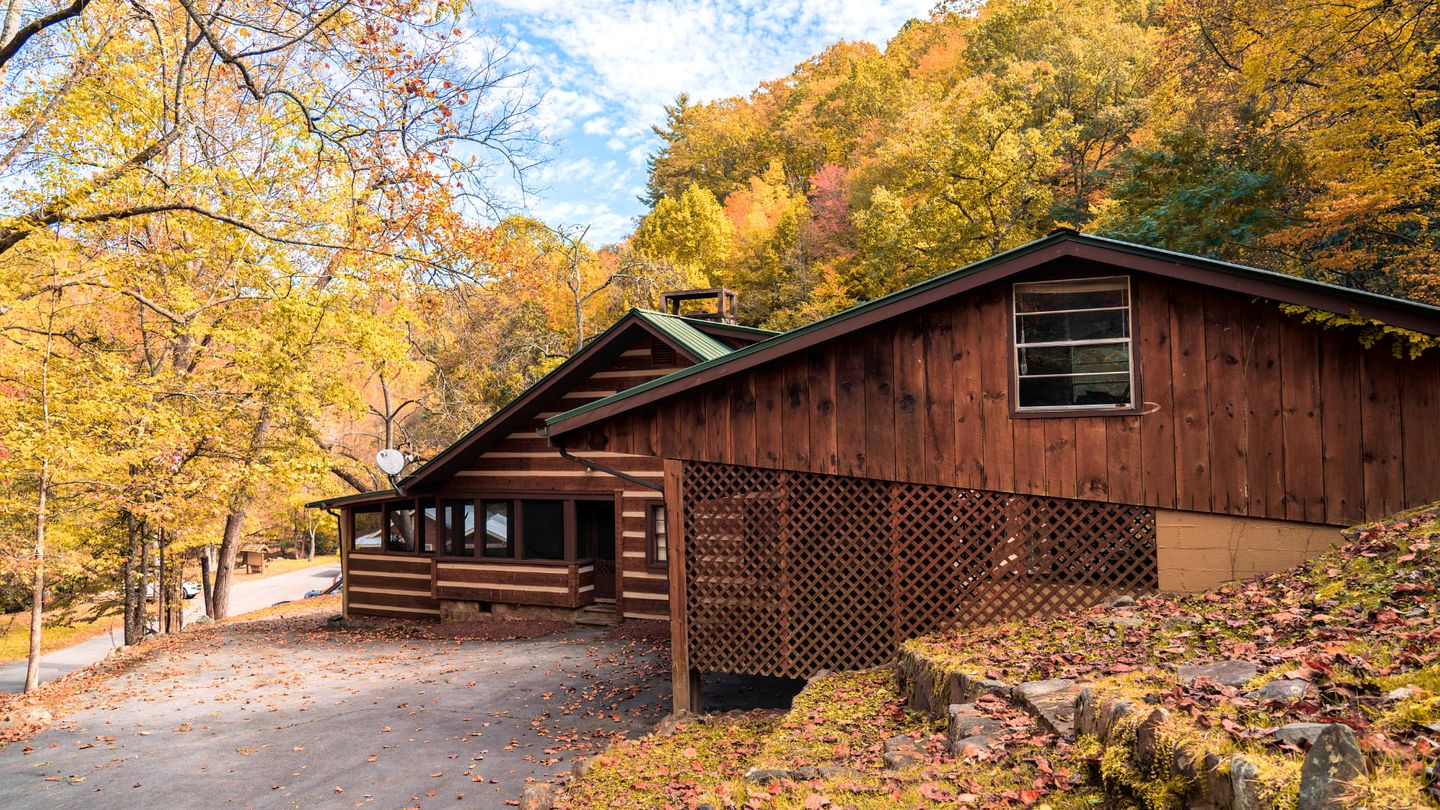 Exclusive Retreat: Unique Cabin Getaway Along Norton Creek in Gatlinburg, TN