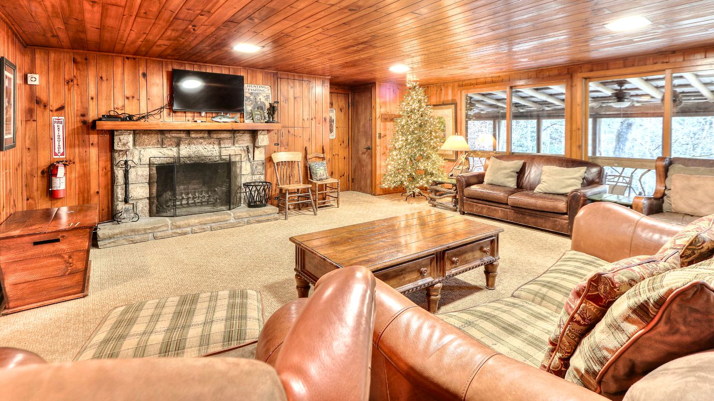 Exclusive Retreat: Unique Cabin Getaway Along Norton Creek in Gatlinburg, TN