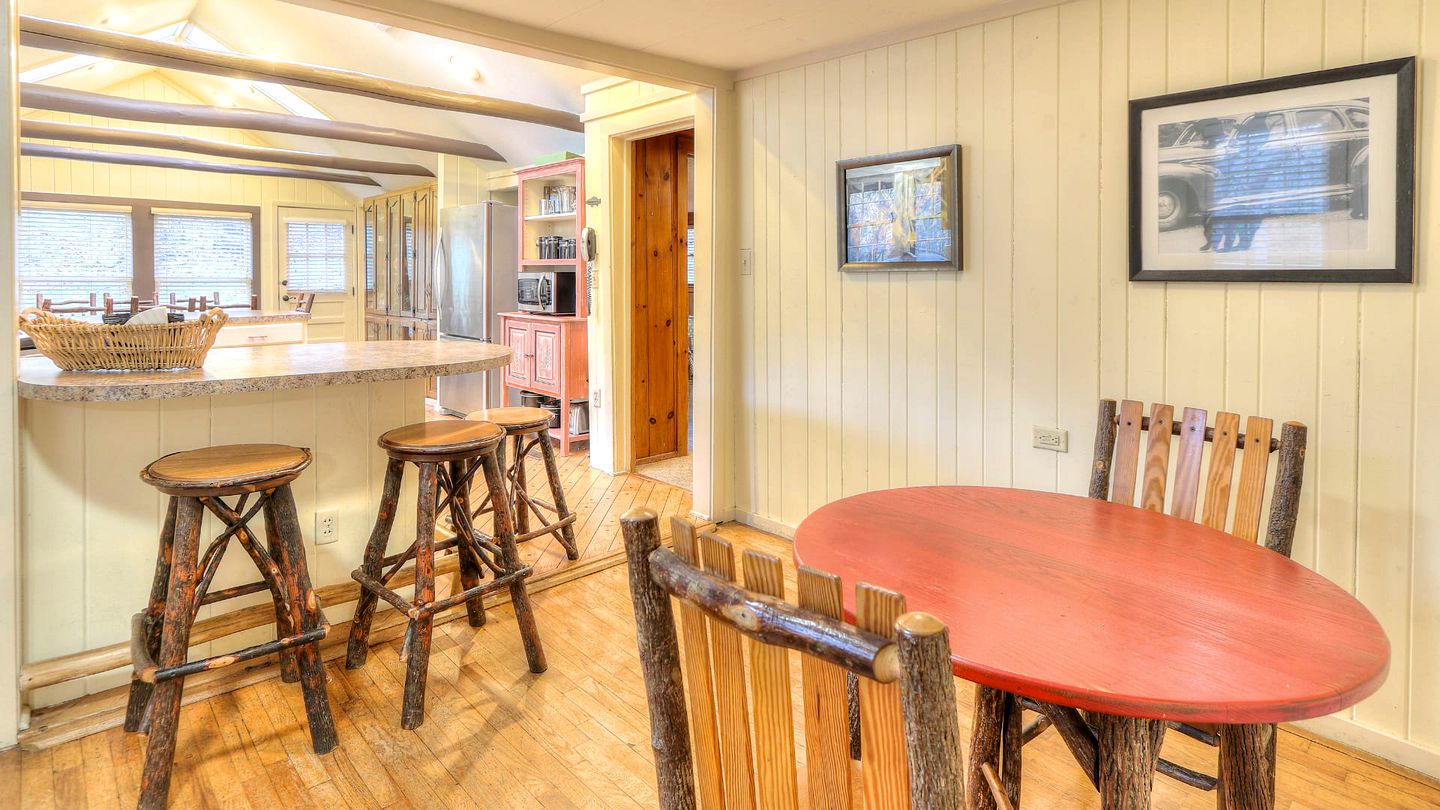 Exclusive Retreat: Unique Cabin Getaway Along Norton Creek in Gatlinburg, TN