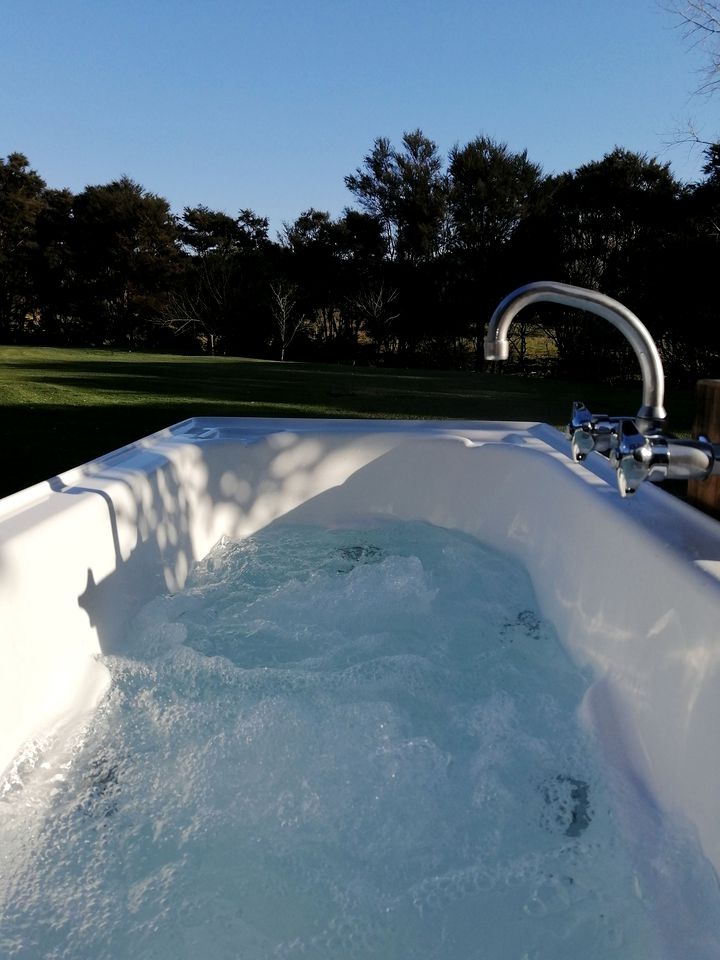 Secluded Tiny House with Outdoor Bathtub in Auckland, New Zealand