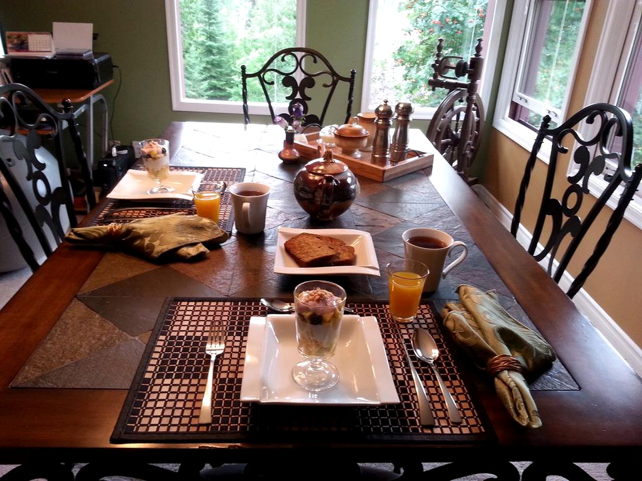Room Rental with Lake and Mountain Views for Romantic Getaway near Nelson, British Columbia