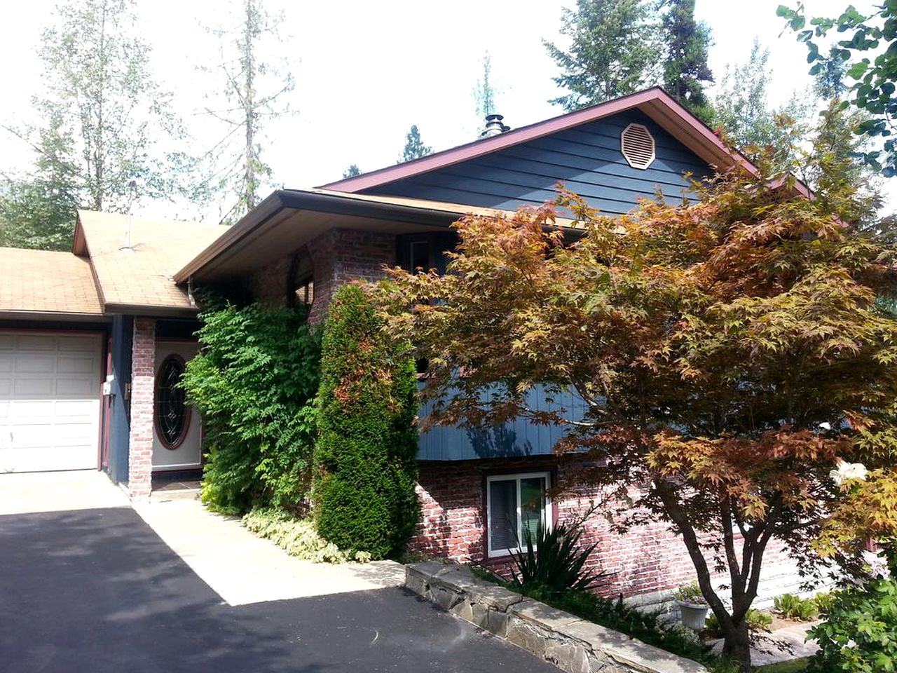 Room Rental with Lake and Mountain Views for Romantic Getaway near Nelson, British Columbia