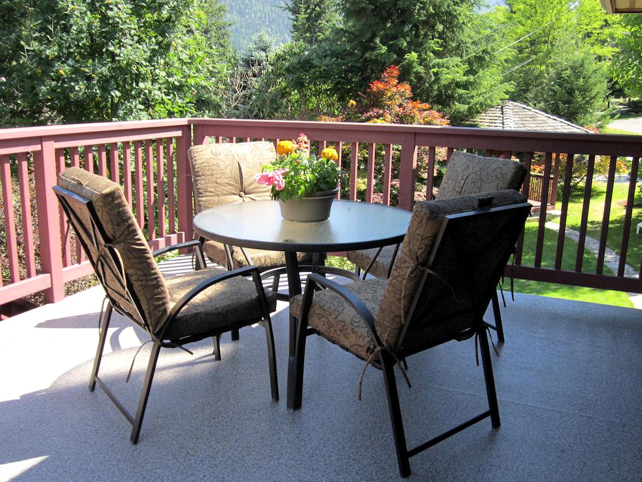 Room Rental with Lake and Mountain Views for Romantic Getaway near Nelson, British Columbia