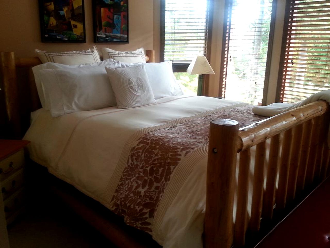 Room Rental with Lake and Mountain Views for Romantic Getaway near Nelson, British Columbia