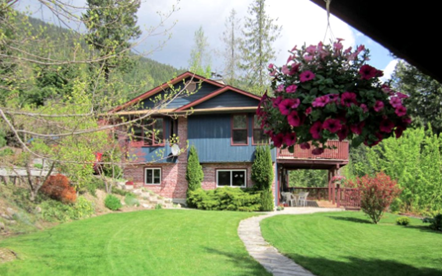 Romantic Room Rental near Ainsworth Hot Springs, British Columbia