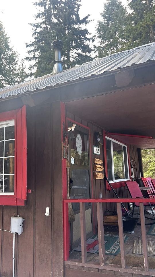 Peaceful Creekside Cabin with Fire Pit & Scenic Deck in Cascade, Idaho