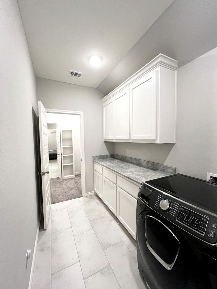 Scenic Creekside Retreat with Modern Comforts Near Texas A&M University in College Station, Texas