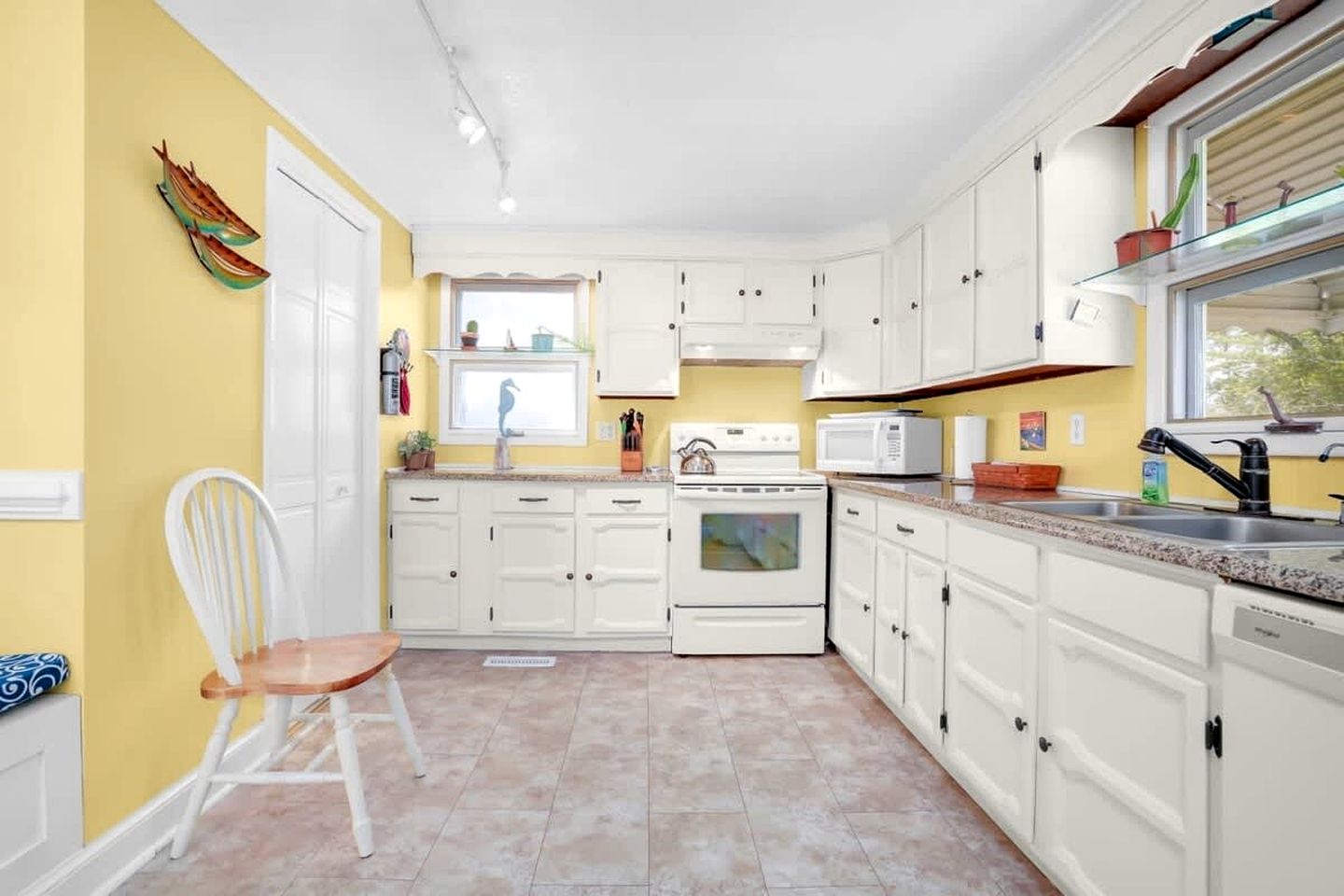 Creekside Cottage with Sunroom and Fire Pit - with Plenty of Outdoor Space Near Assateague Island in Chincoteague, VA
