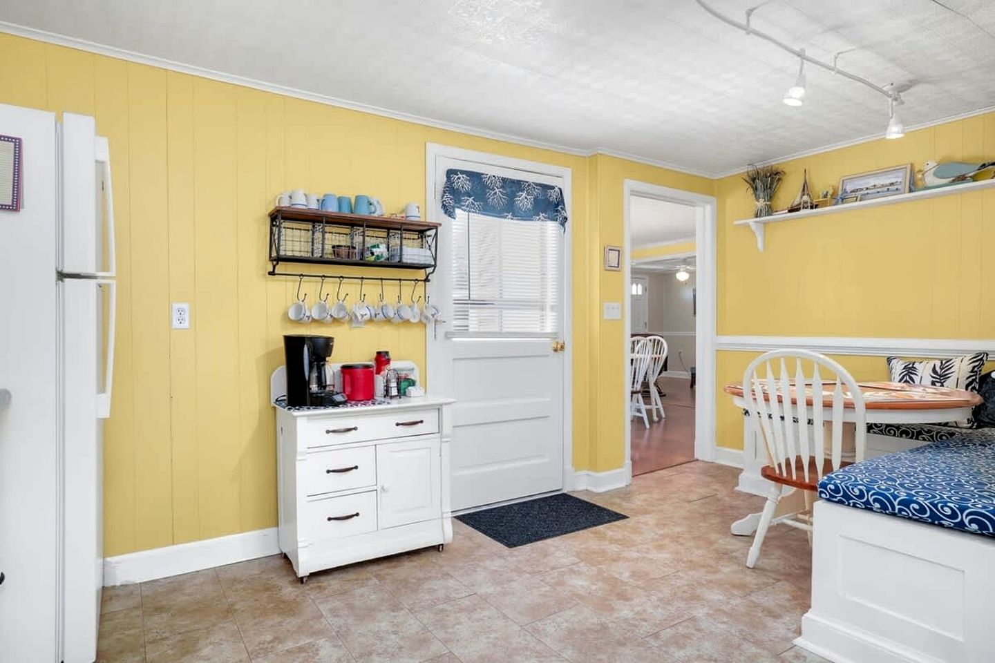 Creekside Cottage with Sunroom and Fire Pit - with Plenty of Outdoor Space Near Assateague Island in Chincoteague, VA