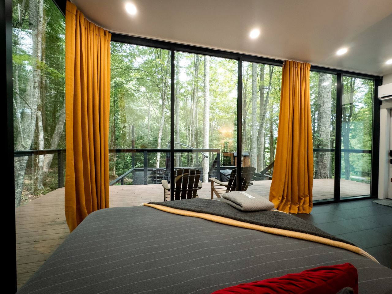 Beautiful Glass Tiny House for Two Surrounded by Nature for an Unforgettable Getaway near Mars Hill, NC