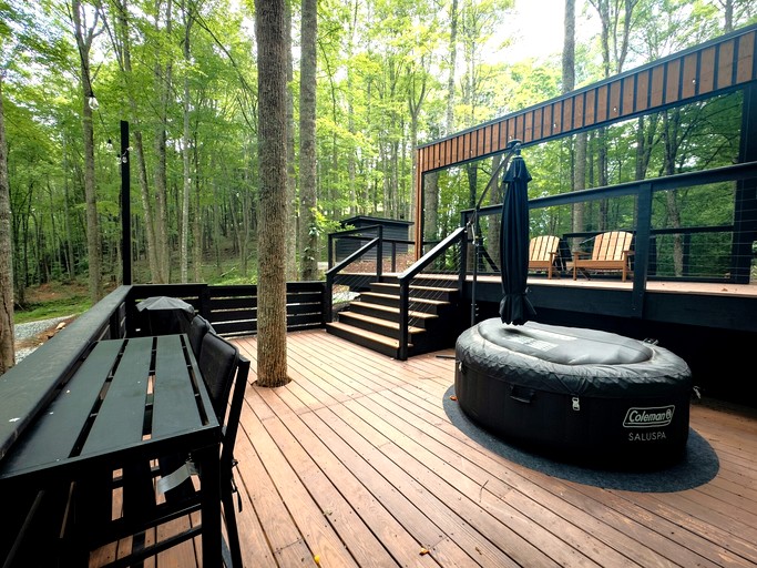 Beautiful Glass Tiny House for Two Surrounded by Nature for an Unforgettable Getaway near Mars Hill, NC