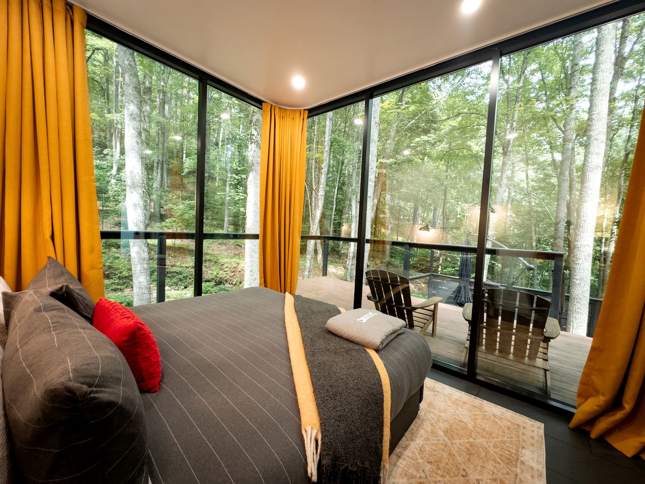 Beautiful Glass Tiny House for Two Surrounded by Nature for an Unforgettable Getaway near Mars Hill, NC