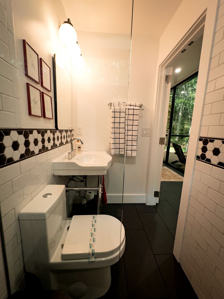 Beautiful Glass Tiny House for Two Surrounded by Nature for an Unforgettable Getaway near Mars Hill, NC