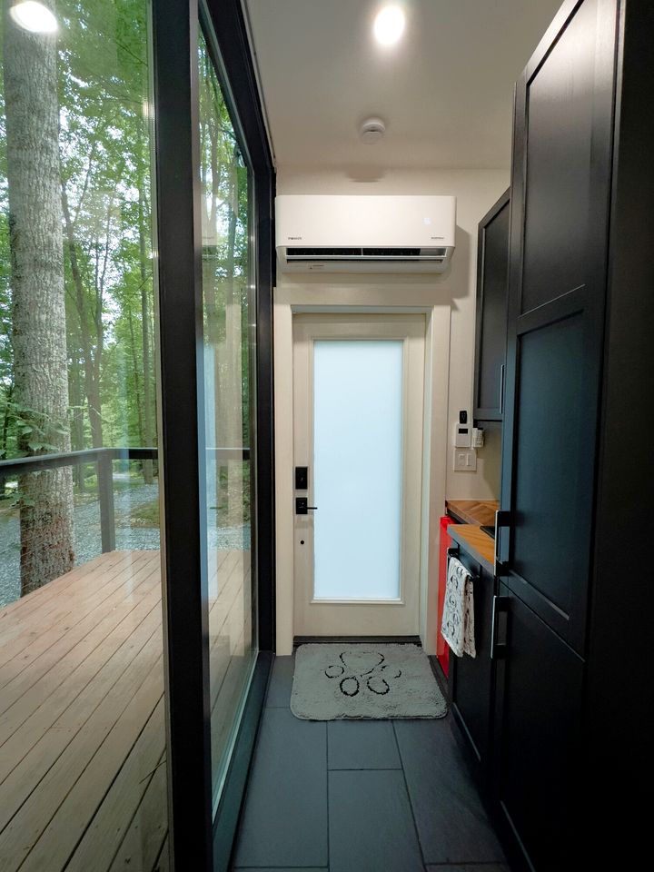 Beautiful Glass Tiny House for Two Surrounded by Nature for an Unforgettable Getaway near Mars Hill, NC