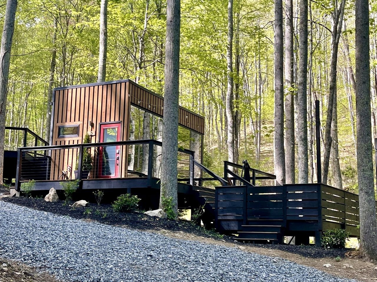 Beautiful Glass Tiny House for Two Surrounded by Nature for an Unforgettable Getaway near Mars Hill, NC