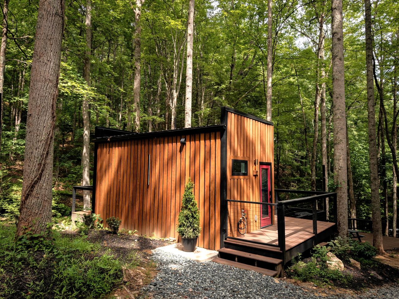 Beautiful Glass Tiny House for Two Surrounded by Nature for an Unforgettable Getaway near Mars Hill, NC