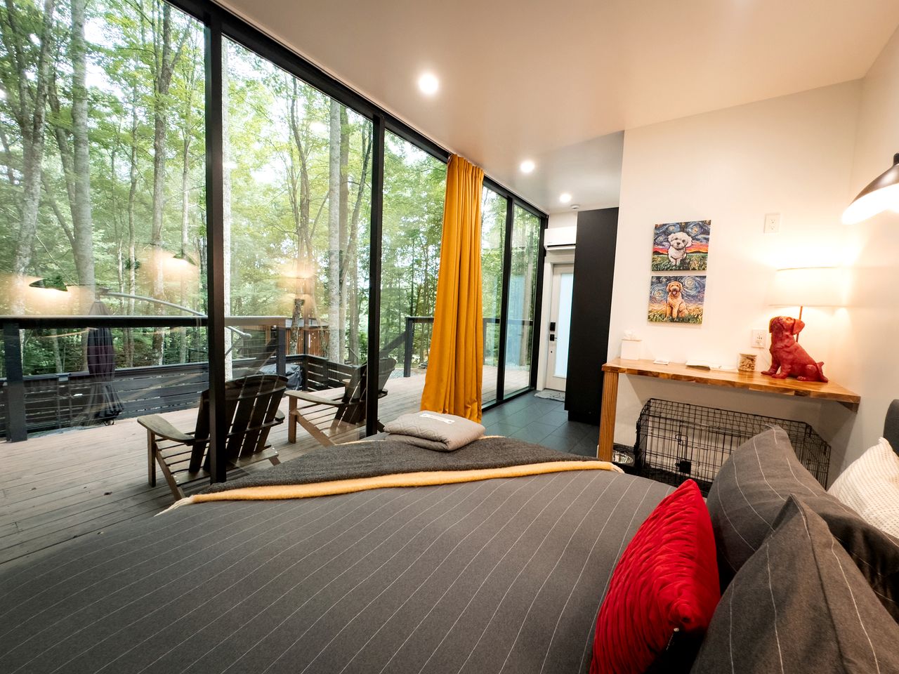 Beautiful Glass Tiny House for Two Surrounded by Nature for an Unforgettable Getaway near Mars Hill, NC