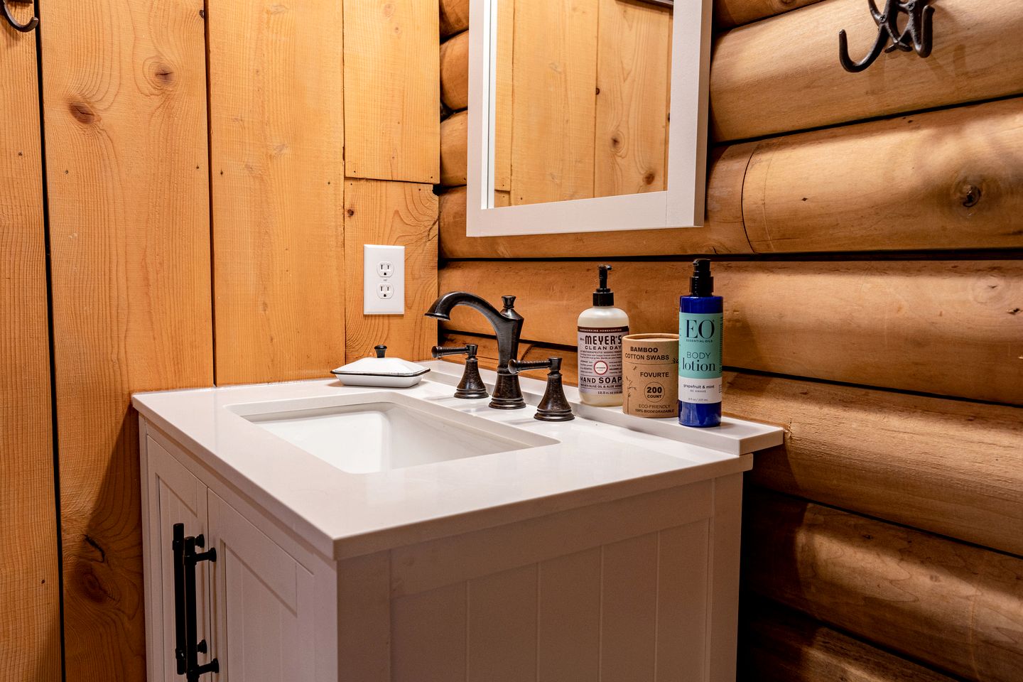 Creekside Family Cabin with Deck and BBQ in Topton, North Carolina
