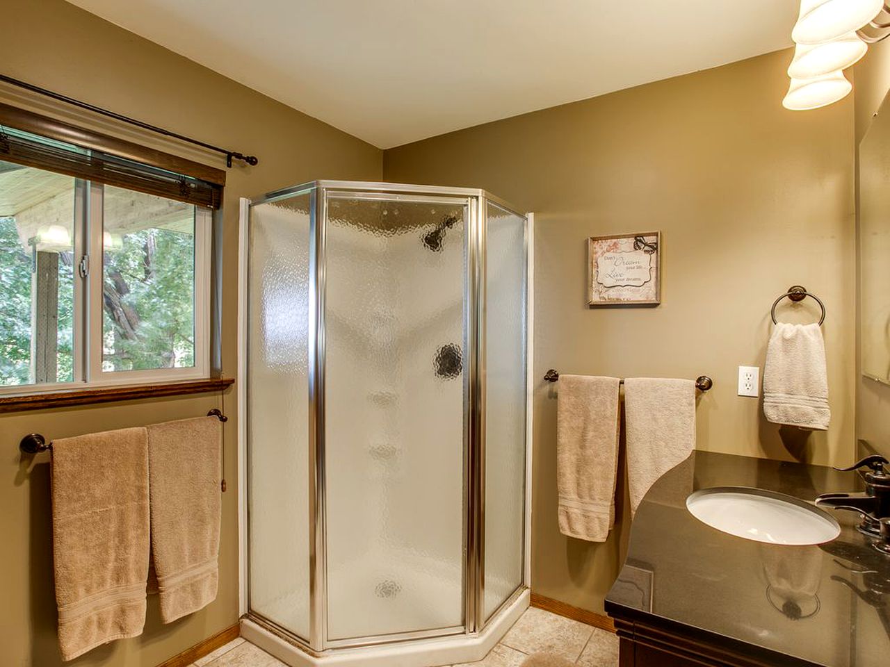 Spacious Cabin Rental for Families near Leavenworth, Washington