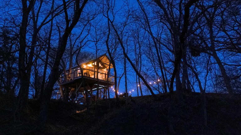Enchanting Pecan Treehouse with Creek Views near Forestburg, Texas
