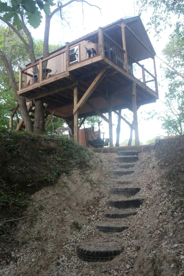 Enchanting Pecan Treehouse with Creek Views near Forestburg, Texas