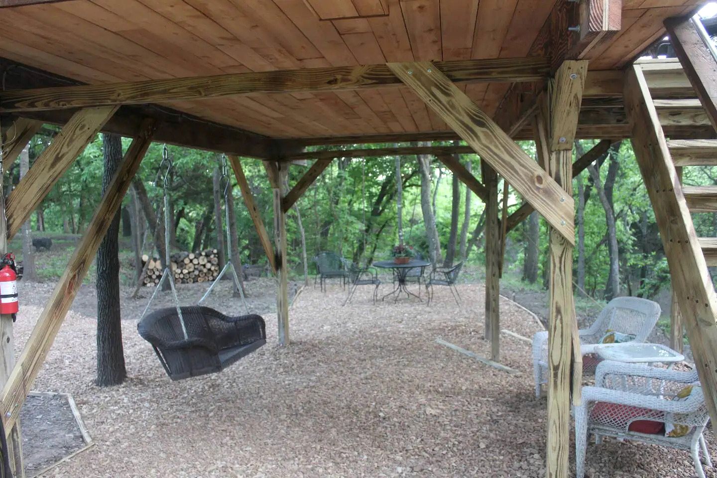 Enchanting Pecan Treehouse with Creek Views near Forestburg, Texas