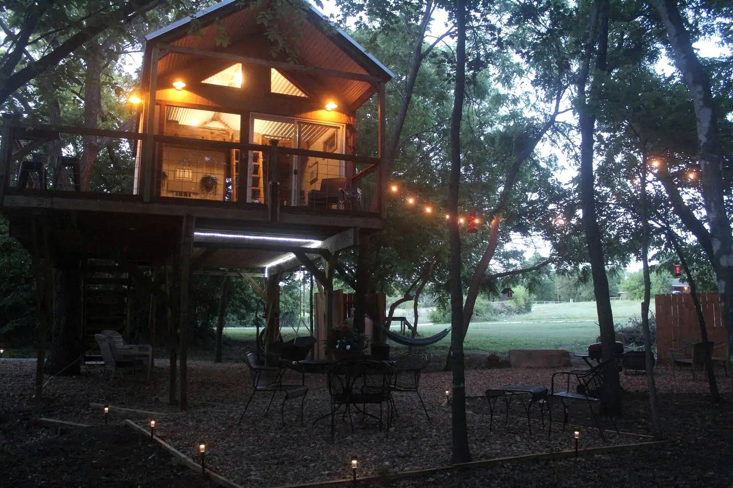 Enchanting Pecan Treehouse with Creek Views near Forestburg, Texas